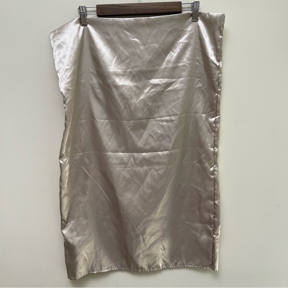 Set of Satin Beige Pillowcases - Picture 5 of 5